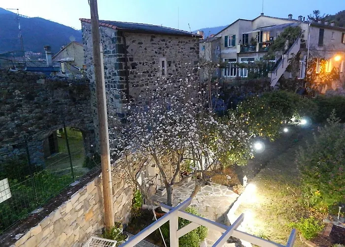 Pie Del Castello Λεβάντο